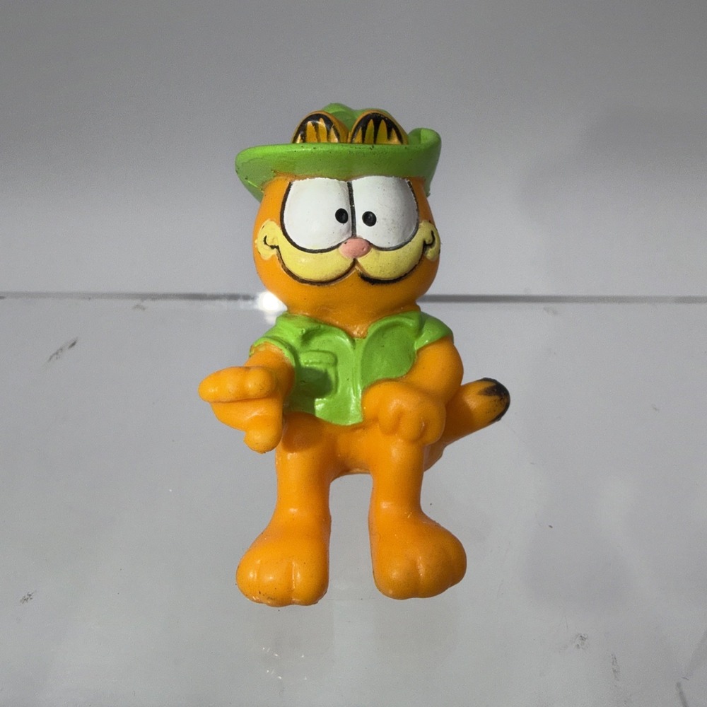 GARFIELD the Cat - SItting Figurine in Green Safari Hat and Vest- 1981 - 2 1/4"